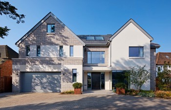 Modern family home in a private suburban street 1