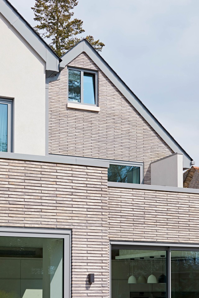 Modern family home in a private suburban street 2