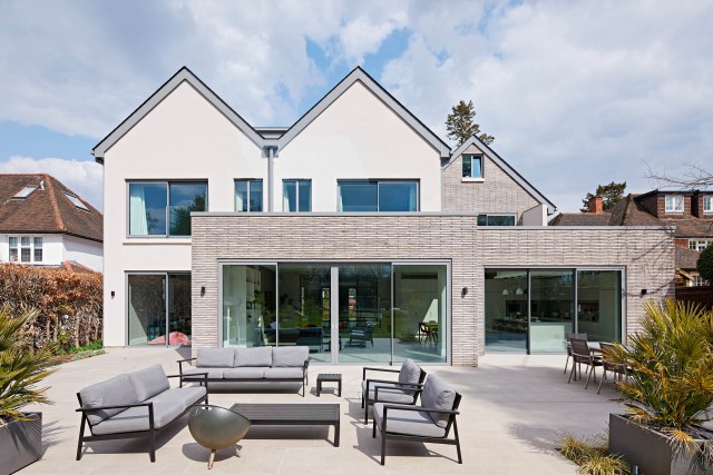 Modern family home in a private suburban street 4