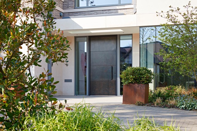 Modern family home in a private suburban street 5