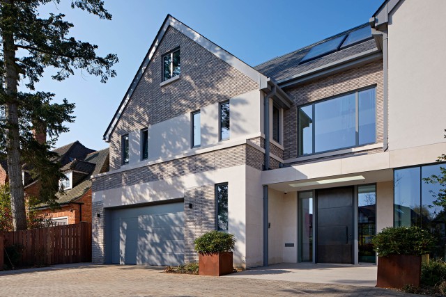 Modern family home in a private suburban street 6